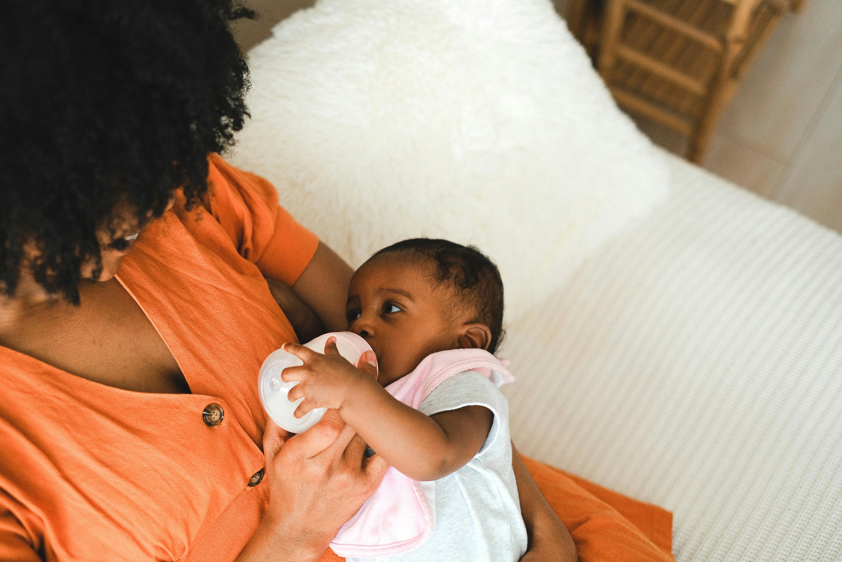 How to Recognize Early, Active, and Late Feeding Cues in Your Baby