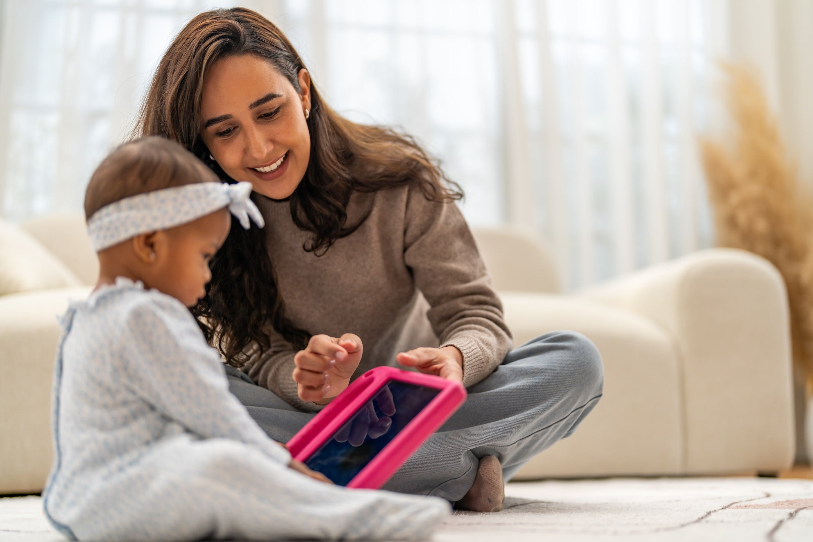 How Screens, Blue Light, and Noise Impact Your Baby’s Development